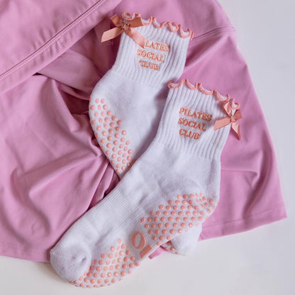 Pilo Pilates Grip Sock - Pilates Social Club Design for Stay-Put Power - Breathable & Sweat-Friendly Fabric - One Size Fits Most - Ideal for Studio Sessions