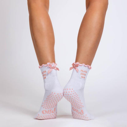 Pilo Pilates Grip Sock - Pilates Social Club Design for Stay-Put Power - Breathable & Sweat-Friendly Fabric - One Size Fits Most - Ideal for Studio Sessions